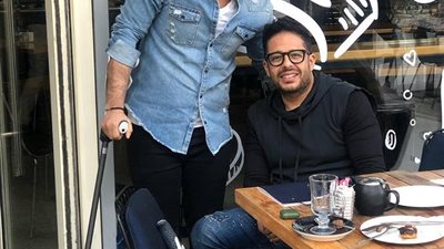 الظهور الأول لـ«محمد حماقي» بعد خضوعه لجراحة في قدمه (صورة)