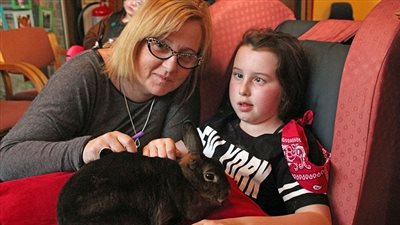 بالفيديو والصور.. طفلة ترسل هدايا عيد الميلاد لعائلتها بعد وفاتها