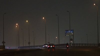 «المرور» تغلق الطريق الساحلي الدولي لانعدام الرؤية أمام قائدي السيارات