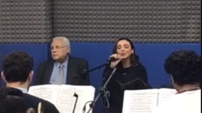 والد أنغام يرافقها في بروفات حفل الإسكندرية (فيديو)