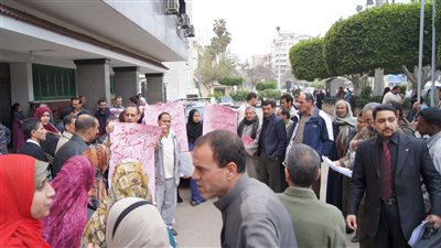 الثوار يهتفون بإسقاط النظام.. أسفل شباك محافظ الغربية