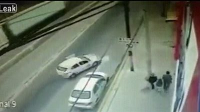 لحظة وفاة شاب دهسا تحت عجلات شاحنة (فيديو)