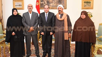 بالصور.. تفاصيل يوم رئاسي.. «السيسي» يبحث اتفاقية قروض البنك الدولي مع «إسماعيل».. خطة لتطوير ميناءي السخنة والأدبية.. يشدد على ضرورة إنجاز المشروعات.. يستقبل أسرتي شهيدي الجيش