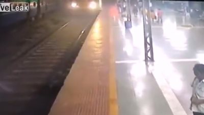 لقطات مروعة للحظة نجاة امرأة من الدهس تحت قطار (فيديو)