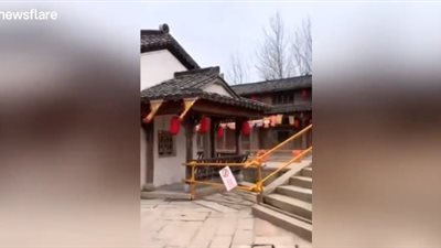 سقوط مروع لامرأة أثناء استعراض بأحد المعالم السياحية (فيديو)