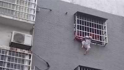 إنقاذ طفلة انزلقت من النافذة بالطابق الثالث (فيديو)