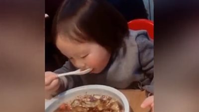 رد فعل غير متوقع لطفلة تناولت حساءها المفضل (فيديو)