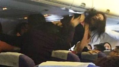 مشاجرة بين أم وسيدتين بسبب بكاء طفل على متن طائرة