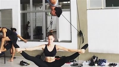 لاعب جمباز يحمل شريكته بأسنانه (فيديو وصور)