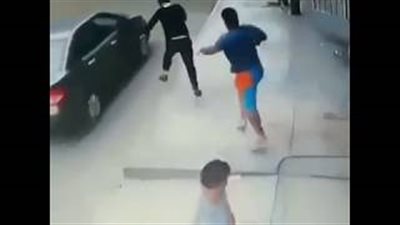 لص يسرق هاتفا من يد صاحبه بوضح النهار (فيديو)