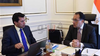 رئيس الوزراء يتابع مع وزير الشباب تجهيز استادات بطولة أمم أفريقيا