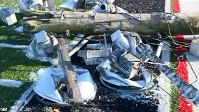 لحظ سقوط عمود ضخم على لاعبي كرة قدم (فيديو وصور)