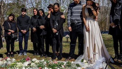 فتاة ترتدي ملابس الزفاف في المقابر (صور)