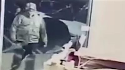 لص يقتحم متجرا لسرقة شيء غير متوقع (فيديو)