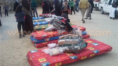 بالصور.. توزيع الإعانات على النازحين من الشريط الحدودي بشمال سيناء