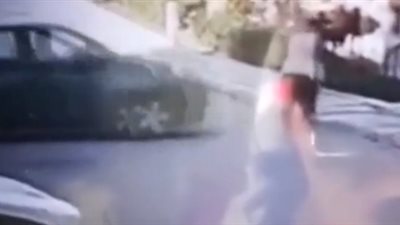 لقطات مروعة لسيارة تدهس امرأة وتصدمها بمدخل بناية (فيديو)