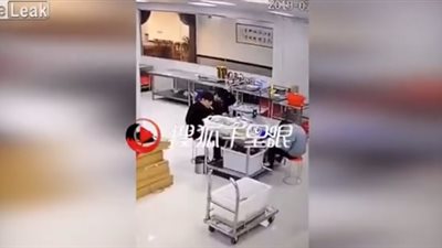 لحظة انفجار سيجارة في وجه شاب (فيديو)