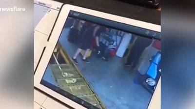 لحظة سقوط موظف نظافة في حفرة عمقها 6 أقدام (فيديو)