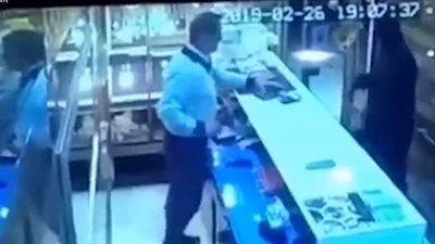 رد فعل صاحب متجر مجوهرات لحظة اقتحام لص وقتل العامل (فيديو)