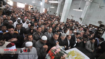 بالفيديو والصور.. الآلاف يشيعون جثمان 