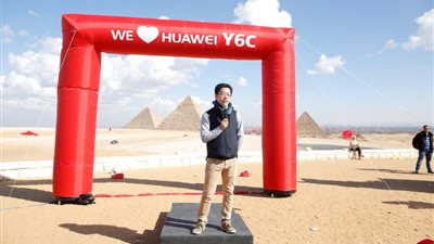 بالصور.. هواوي تنظم جولة بالدراجات حول الهرم للترويج لهاتفها Y6C