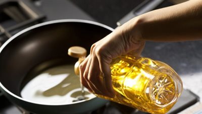 أستاذ تغذية: الزيت المغلي يصيب بالسرطان