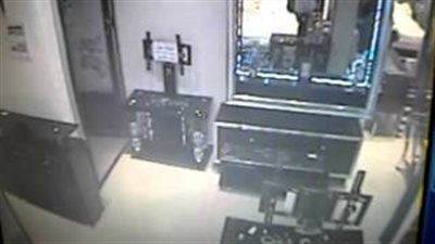 بالفيديو.. لحظة سرقة هاتف محمول من محل بشبرا الخيمة