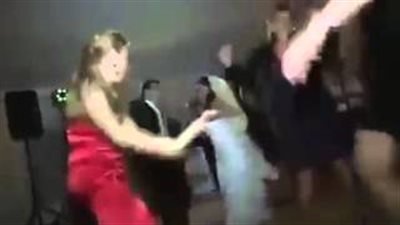 بالفيديو.. «وصلة رقص» لفتاة تخطف الأنظار من العروسين في حفل زفافهما