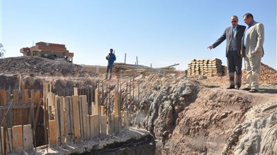 محافظ الوادي الجديد يقرر إنشاء مصدات رياح حول عدد من قرى الخارجة