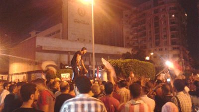 متظاهرو المنصورة يحتشدون للاستماع لخطاب مرسي