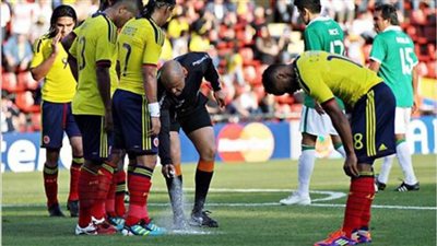 حكم مباراة مصر والعراق يستخدم 