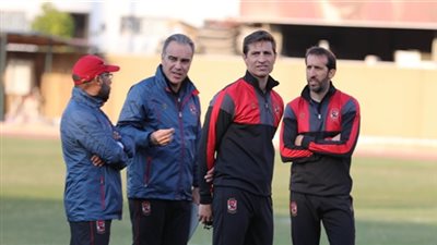 لاسارتي يجتمع مع لاعبي الأهلي قبل المران الصباحي