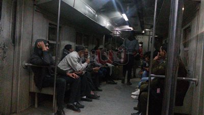 تحرش وزحام وعربات متهالكة.. معاناة «الغلابة» في قطار قنا (صور)