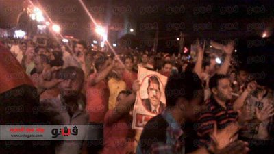 العشرات يتظاهرون أمام مبنى محافظة الشرقية للمطالبة بإسقاط مرسي