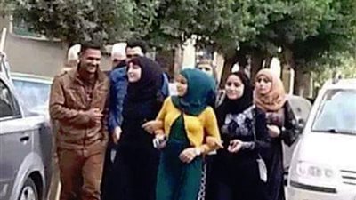 الفتيات الممسوسات في «شوبنج» بالغربية استعدادًا لأداء العمرة