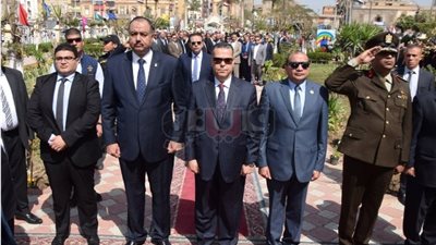محافظ بني سويف يضع إكليل الزهور على قبر الجندي المجهول (صور)