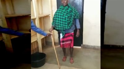 لص يخبئ خروفين أسفل ملابسه (فيديو)