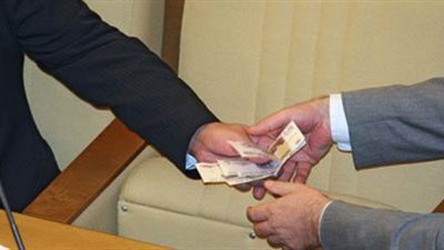 النيابة تواجه مدير بنك ورجل أعمال متهمين برشوة بالتسجيلات الصوتية