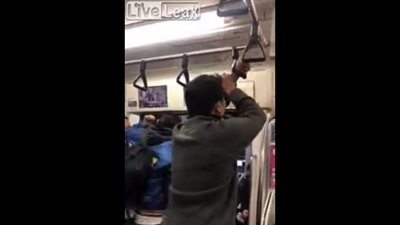 شاب لم يستطع النزول بالمحطة بسبب تمسك «مسند المترو» بيده (فيديو)