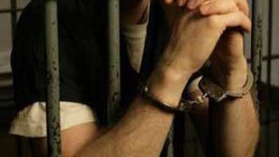 ضبط أستورجي وعاطلين هاربين من أحكام بالسجن المؤبد في القاهرة