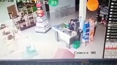 سيارة دفع رباعي تقتحم متجرا وتدهس موظفة (فيديو)