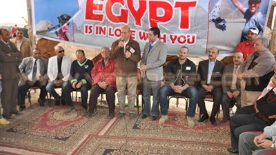 بالصور.. محافظ الجيزة يشارك في وقفة لتنشيط السياحة بسفح الأهرامات