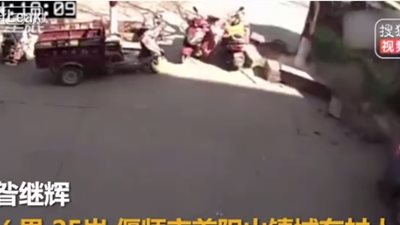 لقطات مروعة لمصرع رجل وابنه دهسا تحت عجلات حافلة (فيديو)