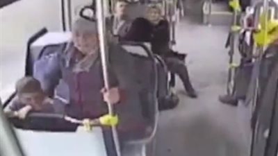 لقطات مرعبة لسائق يطير من الأبواب لحظة تحطم حافلته (فيديو)