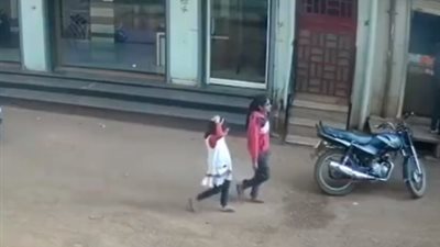 لحظة سقوط طفل من الطابق الثالث واصطدامه بسلك كهربائي (فيديو)