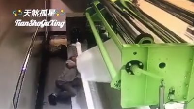 ماكينة بلاستيك تسحب عاملا  (فيديو)