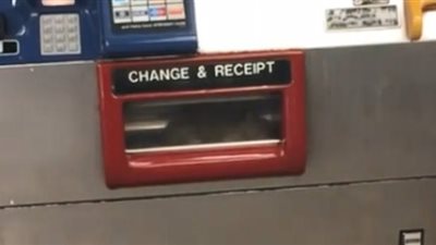 فأر عالق بماكينة أموال بمحطة مترو الأنفاق (فيديو )