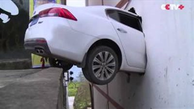 بالفيديو.. أغرب حادث لسيارة تخترق جدار منزل ويستقر نصفها داخله