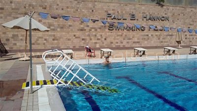 الجامعة الأمريكية بالقاهرة تطور حمام السباحة لدعم ذوي الاحتياجات الخاصة