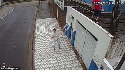 لحظة سقوط شاب محظوظ من أعلى سلم (فيديو وصور)